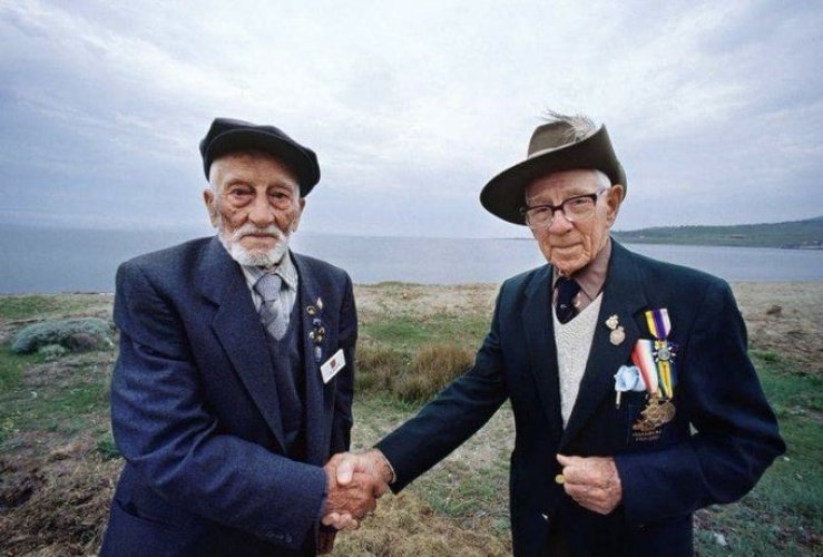 The-meeting-of-Turkish-and-Anzac-veterans-in-Gallipoli-in-1990