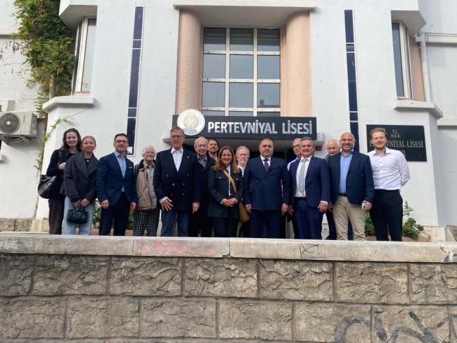 Almanya-Wiesbaden’den-Gutenberg-Lisesi-ile-kardes-okul-anlasmasi-imzaladik------------------------------------------------------------------------------------------------------------------------------------