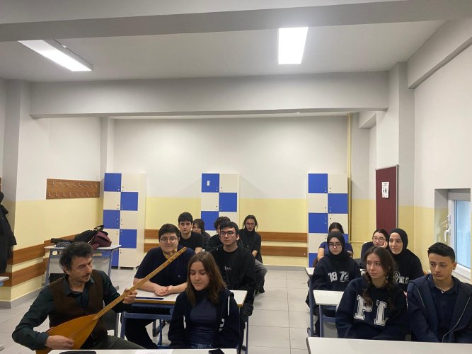 Azerbaycandaki-kardes-okulumuz-ADMIU-nezdinde-Humanitar-Koleji-ile-cevrimici-ders